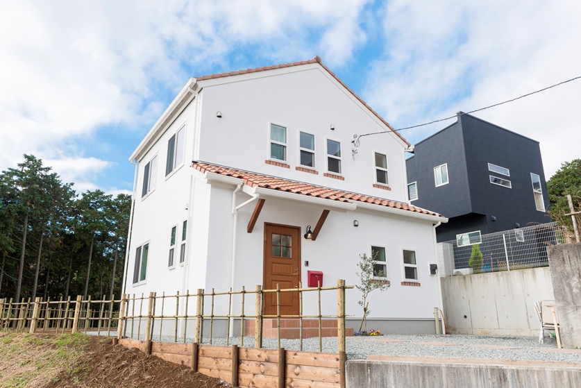 高原に建つカリーナ アイキャッチ画像