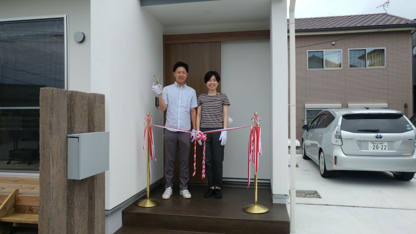 光と風を感じる吹き抜けのある家 画像