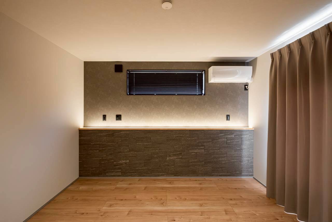 注文住宅【Art Nature】ブラック×木目が映えるホテルライクな二世帯住宅：三島市栄町 アイキャッチ画像