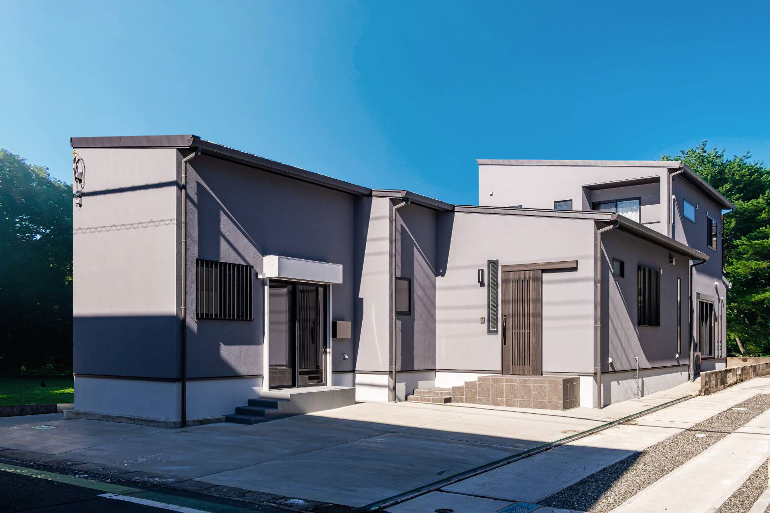 注文住宅【Art Nature】ブラック×木目が映えるホテルライクな二世帯住宅：三島市栄町 画像